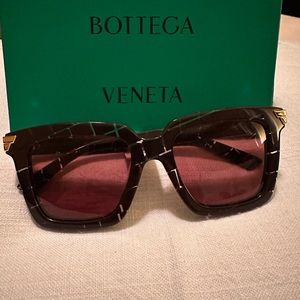 BOTTEGA VENETA BV1005SA 004
SQUARE BURGUNDY SUNGLASSES